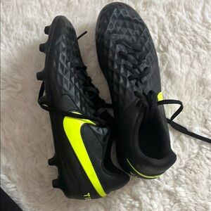 Nike Tiempo Legend 8 Club MG GS 'Black Volt'